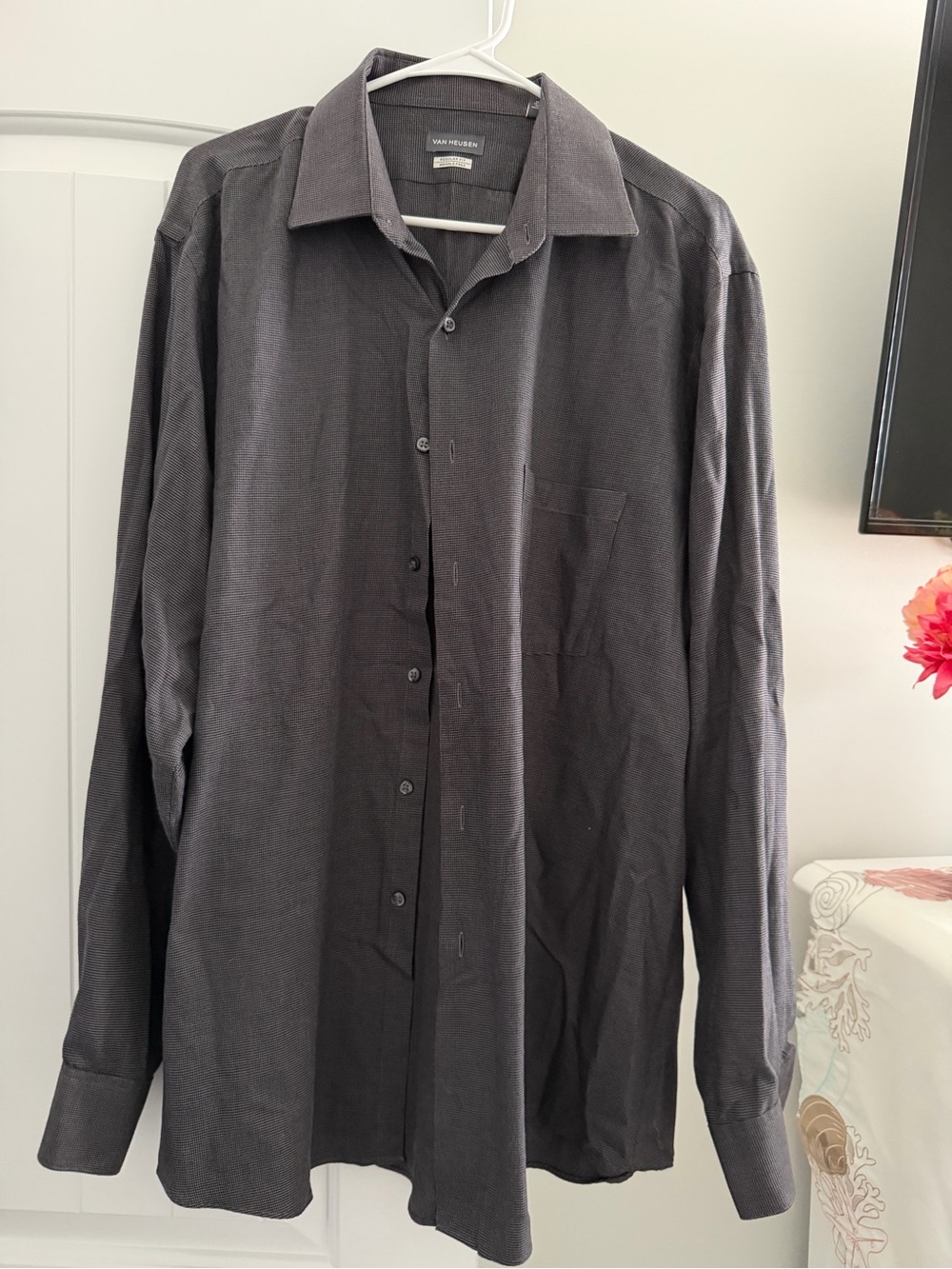 Van Heusen Dark Gray Long-Sleeve Button-Up Shirt